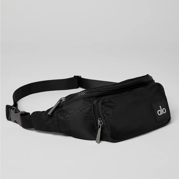 Alo Yoga EXPLORER FANNY PACK in Black - Picture 3 of 5